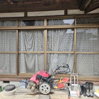 昔ながらの一面が大きな窓ガラスの古民家住宅