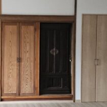 既存の仏壇と収納に新たに作った収納（右）